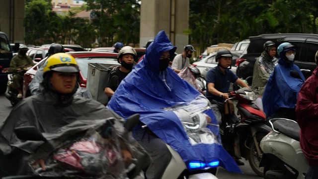 Cảnh tượng hiếm thấy ở H&agrave; Nội l&uacute;c 9h s&aacute;ng - Ảnh 8.