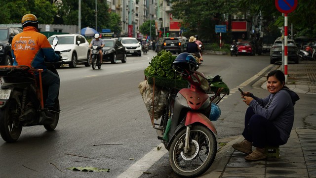 Cảnh tượng hiếm thấy ở H&agrave; Nội l&uacute;c 9h s&aacute;ng - Ảnh 13.