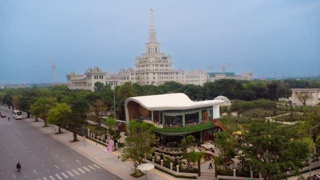 Qu&aacute;n cafe khủng ngay trong khu&ocirc;n vi&ecirc;n trường đại học đẹp nhất Việt Nam: Giao diện "tr&acirc;m anh thế phiệt", gi&aacute; cả c&oacute; đắt đỏ như lời đồn? - Ảnh 1.