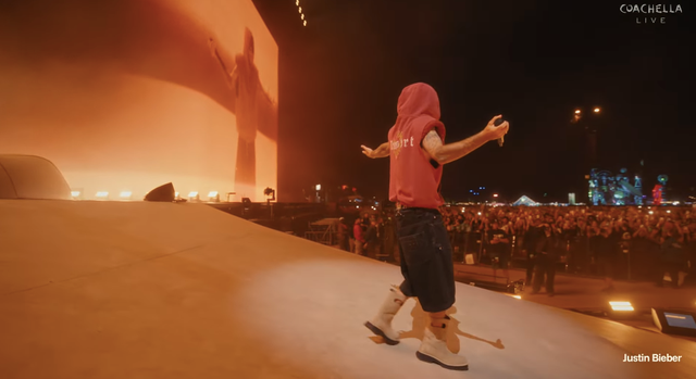 Ngay l&uacute;c n&agrave;y: Justin Bieber trở lại Coachella, ho&agrave; v&agrave;o đ&aacute;m đ&ocirc;ng 125 ngh&igrave;n người, đứng y&ecirc;n cho fan &ocirc;m chặt - Ảnh 8.