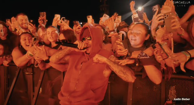 Ngay l&uacute;c n&agrave;y: Justin Bieber trở lại Coachella, ho&agrave; v&agrave;o đ&aacute;m đ&ocirc;ng 125 ngh&igrave;n người, đứng y&ecirc;n cho fan &ocirc;m chặt - Ảnh 6.