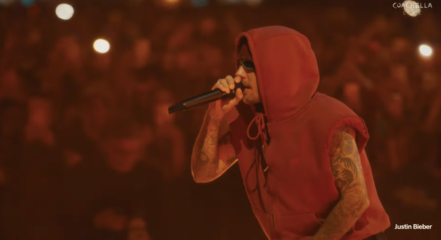 C&ocirc; g&aacute;i may mắn nhất được Justin Bieber &ocirc;m chầm ở Coachella, cả thế giới "ph&aacute;t đi&ecirc;n" với ho&agrave;ng tử nhạc Pop h&ocirc;m nay! - Ảnh 9.