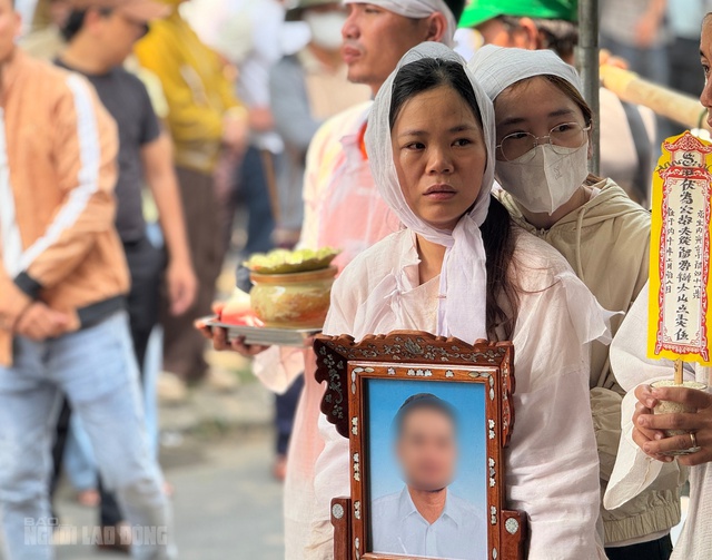 Vụ t&agrave;i xế taxi bị s&aacute;t hại tại Quảng Trị: Vợ kh&oacute;c ngất trong lễ đưa tang chồng- Ảnh 2.