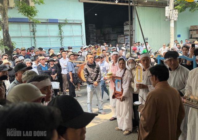 Vụ t&agrave;i xế taxi bị s&aacute;t hại tại Quảng Trị: Vợ kh&oacute;c ngất trong lễ đưa tang chồng- Ảnh 3.