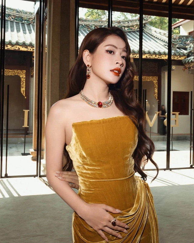 MXH n&iacute;n thở khi mỹ nh&acirc;n đẹp nhất Việt Nam l&ecirc;n đồ đi sự kiện, bao nhi&ecirc;u đ&egrave;n tr&ecirc;n thảm đỏ cũng kh&ocirc;ng s&aacute;ng bằng- Ảnh 7.