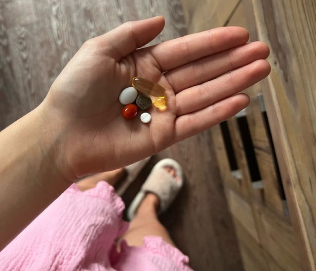 Hải Ph&ograve;ng: 1 phụ nữ 35 tuổi bị tr&oacute;c da như "cua lột" v&igrave; th&oacute;i quen d&ugrave;ng thuốc cực kỳ phổ biến - Ảnh 3.