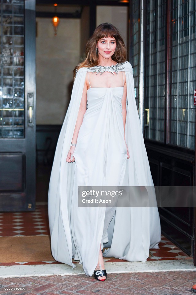 Ai đ&atilde; "d&igrave;m h&agrave;ng" Jennie (BLACKPINK) vậy: Mặc xấu kh&oacute; cứu tại sự kiện, c&ograve;n bị vợ Justin Bieber v&agrave; mỹ nh&acirc;n "50 Sắc Th&aacute;i" &aacute;t v&iacute;a - Ảnh 11.