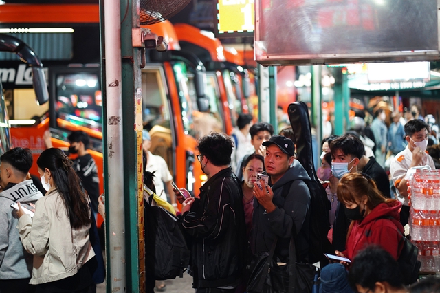 Trốn tắc đường từ sớm vẫn “kẹt”: Người dân vất vả rời thành phố trước kỳ nghỉ Giỗ Tổ Hùng Vương - áº¢nh 20.