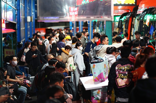 Trốn tắc đường từ sớm vẫn “kẹt”: Người dân vất vả rời thành phố trước kỳ nghỉ Giỗ Tổ Hùng Vương - áº¢nh 21.