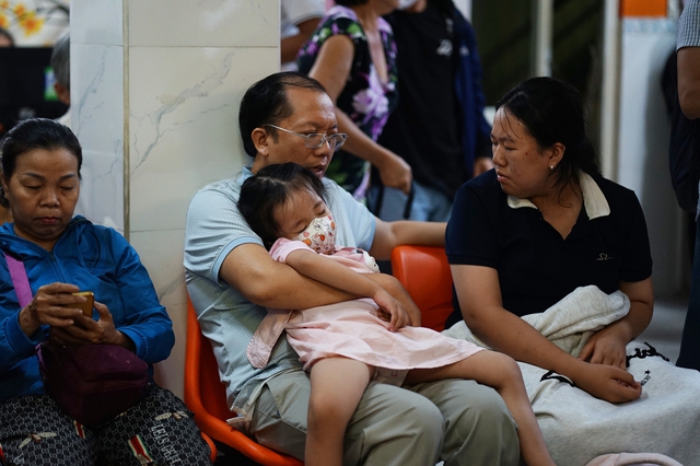 Trốn tắc đường từ sớm vẫn “kẹt”: Người dân vất vả rời thành phố trước kỳ nghỉ Giỗ Tổ Hùng Vương - áº¢nh 19.