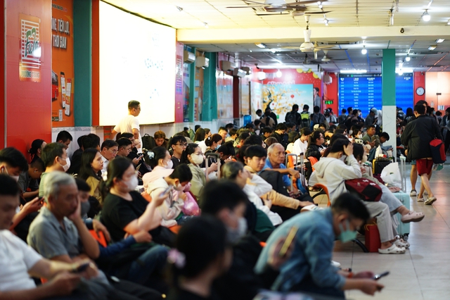 Trốn tắc đường từ sớm vẫn “kẹt”: Người dân vất vả rời thành phố trước kỳ nghỉ Giỗ Tổ Hùng Vương - áº¢nh 14.