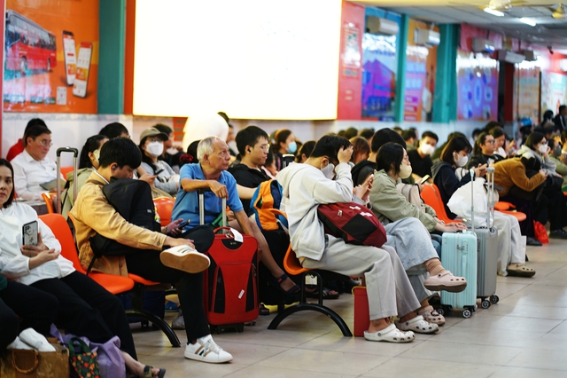 Trốn tắc đường từ sớm vẫn “kẹt”: Người dân vất vả rời thành phố trước kỳ nghỉ Giỗ Tổ Hùng Vương - áº¢nh 15.