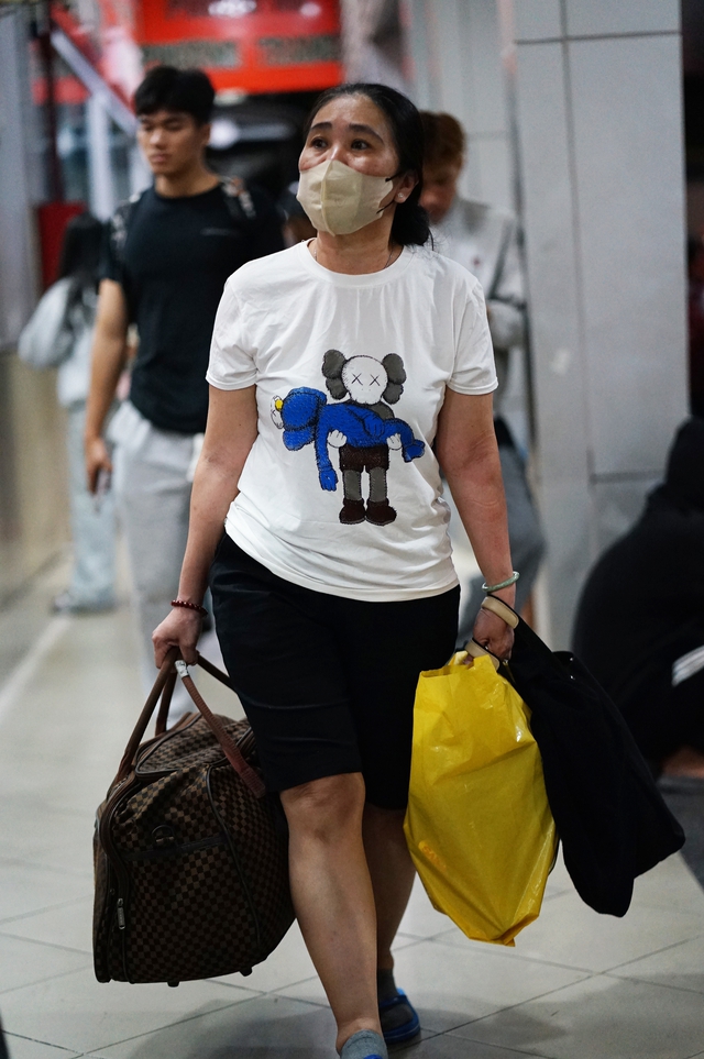 Trốn tắc đường từ sớm vẫn “kẹt”: Người dân vất vả rời thành phố trước kỳ nghỉ Giỗ Tổ Hùng Vương - áº¢nh 18.