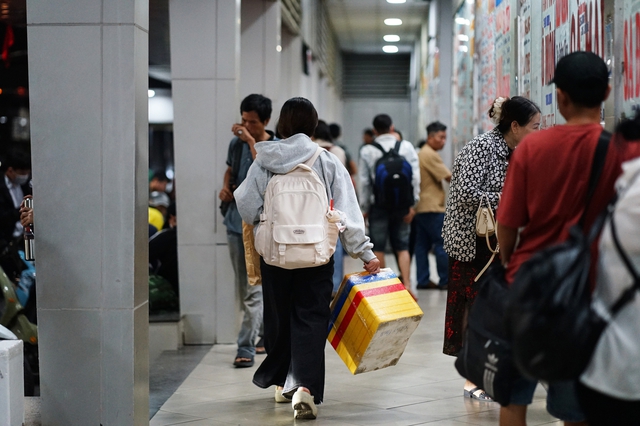 Trốn tắc đường từ sớm vẫn “kẹt”: Người dân vất vả rời thành phố trước kỳ nghỉ Giỗ Tổ Hùng Vương - áº¢nh 17.