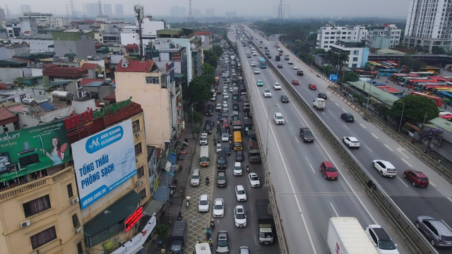 Trốn tắc đường từ sớm vẫn “kẹt”: Người dân vất vả rời thành phố trước kỳ nghỉ Giỗ Tổ Hùng Vương - áº¢nh 2.