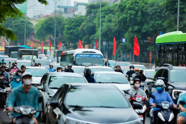 Trốn tắc đường từ sớm vẫn “kẹt”: Người dân vất vả rời thành phố trước kỳ nghỉ Giỗ Tổ Hùng Vương - áº¢nh 6.