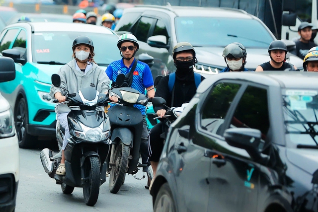 Trốn tắc đường từ sớm vẫn “kẹt”: Người dân vất vả rời thành phố trước kỳ nghỉ Giỗ Tổ Hùng Vương - áº¢nh 5.