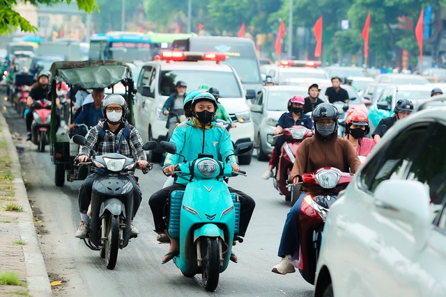 Trốn tắc đường từ sớm vẫn “kẹt”: Người dân vất vả rời thành phố trước kỳ nghỉ Giỗ Tổ Hùng Vương - áº¢nh 11.