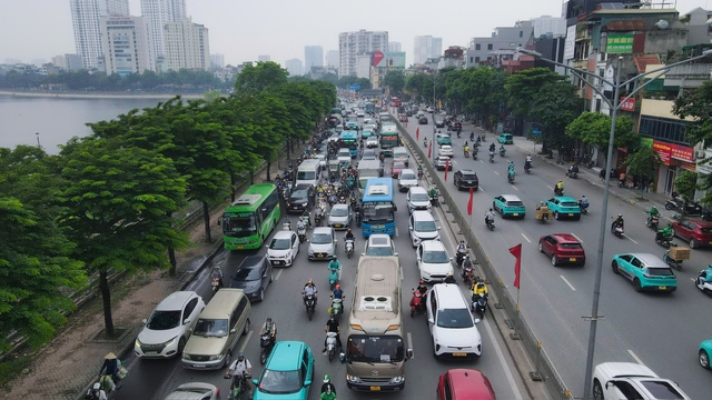 Trốn tắc đường từ sớm vẫn “kẹt”: Người dân vất vả rời thành phố trước kỳ nghỉ Giỗ Tổ Hùng Vương - áº¢nh 3.