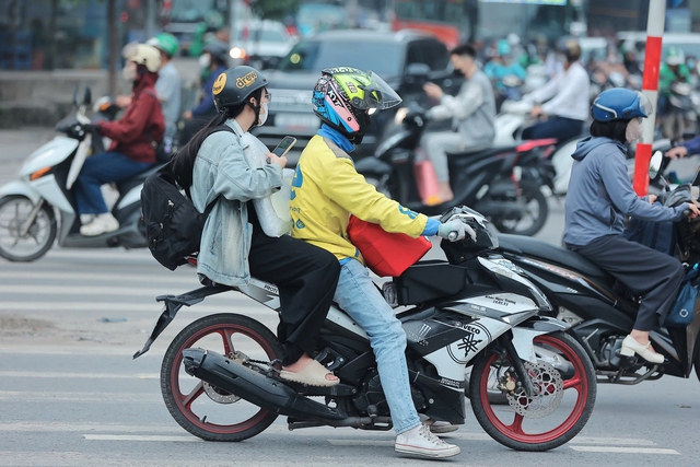 Trốn tắc đường từ sớm vẫn “kẹt”: Người dân vất vả rời thành phố trước kỳ nghỉ Giỗ Tổ Hùng Vương - áº¢nh 9.