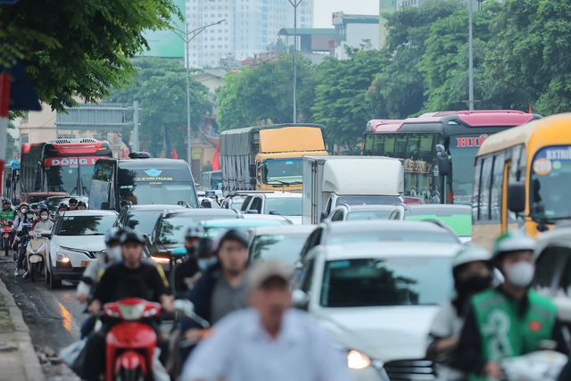 Trốn tắc đường từ sớm vẫn “kẹt”: Người dân vất vả rời thành phố trước kỳ nghỉ Giỗ Tổ Hùng Vương - áº¢nh 7.