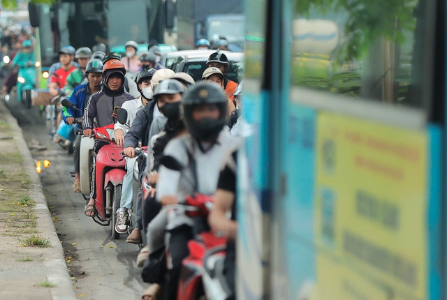 Trốn tắc đường từ sớm vẫn “kẹt”: Người dân vất vả rời thành phố trước kỳ nghỉ Giỗ Tổ Hùng Vương - áº¢nh 8.