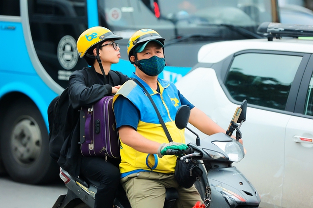 Trốn tắc đường từ sớm vẫn “kẹt”: Người dân vất vả rời thành phố trước kỳ nghỉ Giỗ Tổ Hùng Vương - áº¢nh 10.