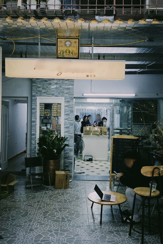 X&ocirc;n xao h&igrave;nh ảnh nghi vấn bếp bẩn tại tiệm b&aacute;nh nổi tiếng H&agrave; Nội, đại diện qu&aacute;n ch&iacute;nh thức l&ecirc;n tiếng - Ảnh 8.