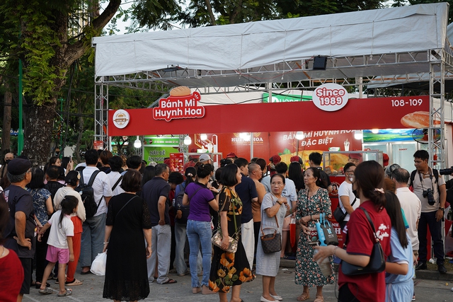 C&oacute; thể gặp cả th&agrave;nh phố ở Lễ hội B&aacute;nh m&igrave; Việt Nam h&ocirc;m nay, kh&aacute;ch ng&oacute; lơ mọi gian h&agrave;ng chỉ để chen ch&acirc;n mua một ổ Huynh Hoa  - Ảnh 18.