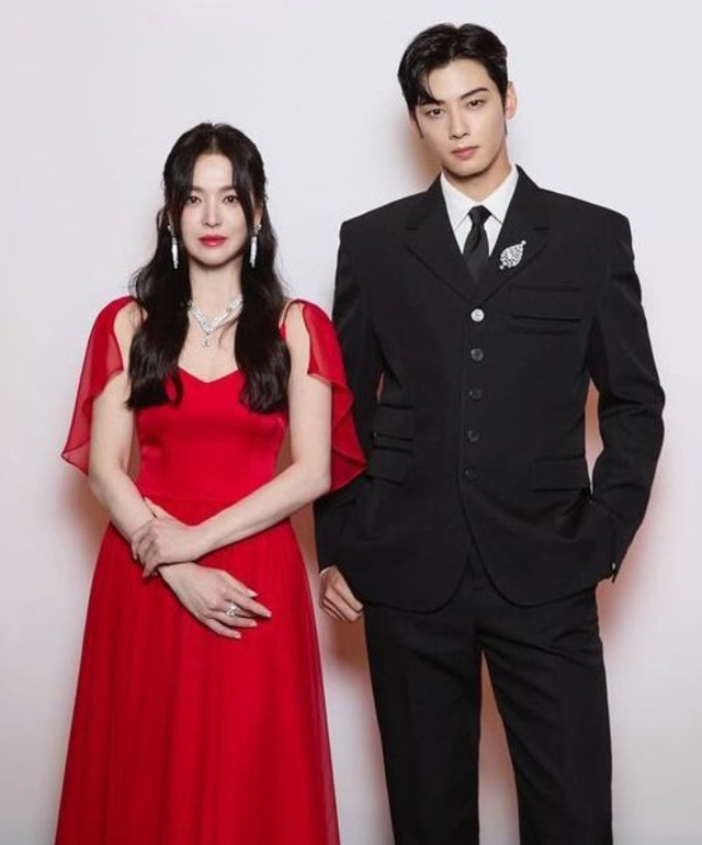 Song Hye Kyo say xỉn c&oacute; h&agrave;nh động kh&aacute;c thường ng&agrave;y giữa sự kiện, phản ứng của truyền th&ocirc;ng mới sốc- Ảnh 2.