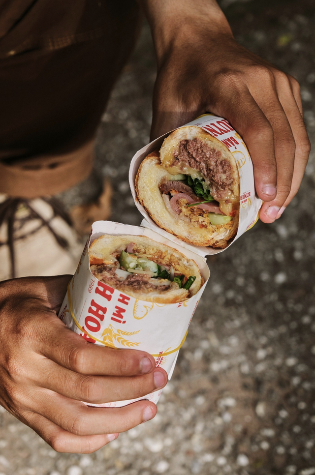 C&oacute; thể gặp cả th&agrave;nh phố ở Lễ hội B&aacute;nh m&igrave; Việt Nam h&ocirc;m nay, kh&aacute;ch ng&oacute; lơ mọi gian h&agrave;ng chỉ để chen ch&acirc;n mua một ổ Huynh Hoa  - Ảnh 19.