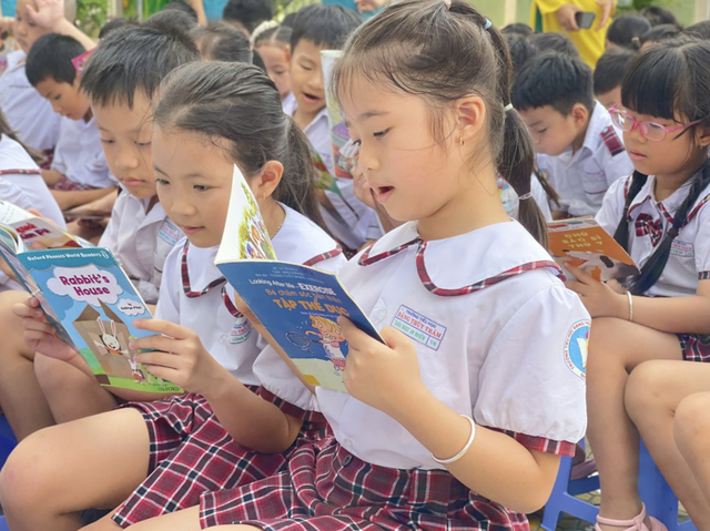 Một trường tiểu học th&ocirc;ng b&aacute;o khẩn cho học sinh học online, dừng ăn b&aacute;n tr&uacute; - Ảnh 1.