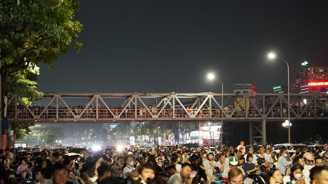 H&agrave;ng ngh&igrave;n người d&acirc;n H&agrave; Nội chờ xem ph&aacute;o hoa tối 28/4 - Ảnh 9.