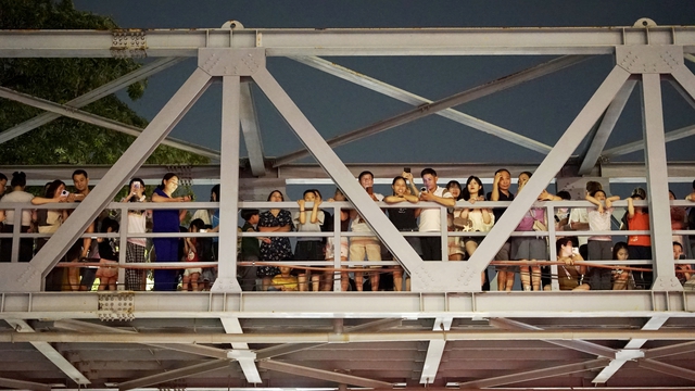 H&agrave;ng ngh&igrave;n người d&acirc;n H&agrave; Nội chờ xem ph&aacute;o hoa tối 28/4 - Ảnh 11.