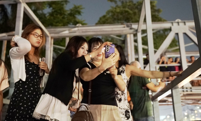 H&agrave;ng ngh&igrave;n người d&acirc;n H&agrave; Nội chờ xem ph&aacute;o hoa tối 28/4 - Ảnh 10.