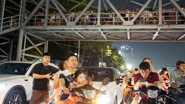 H&agrave;ng ngh&igrave;n người d&acirc;n H&agrave; Nội chờ xem ph&aacute;o hoa tối 28/4 - Ảnh 12.