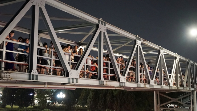 H&agrave;ng ngh&igrave;n người d&acirc;n H&agrave; Nội chờ xem ph&aacute;o hoa tối 28/4 - Ảnh 13.