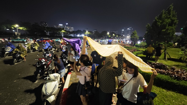 H&agrave;ng ngh&igrave;n người d&acirc;n H&agrave; Nội chờ xem ph&aacute;o hoa tối 28/4 - Ảnh 20.