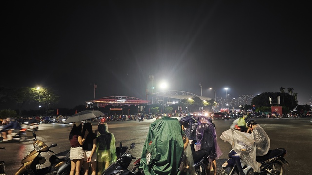 H&agrave;ng ngh&igrave;n người d&acirc;n H&agrave; Nội chờ xem ph&aacute;o hoa tối 28/4 - Ảnh 19.