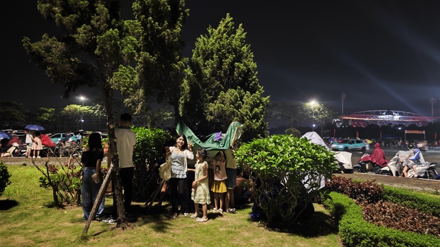 H&agrave;ng ngh&igrave;n người d&acirc;n H&agrave; Nội chờ xem ph&aacute;o hoa tối 28/4 - Ảnh 22.