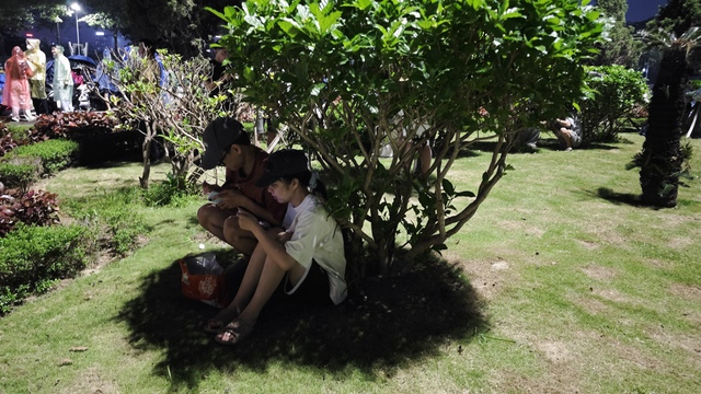 H&agrave;ng ngh&igrave;n người d&acirc;n H&agrave; Nội chờ xem ph&aacute;o hoa tối 28/4 - Ảnh 24.