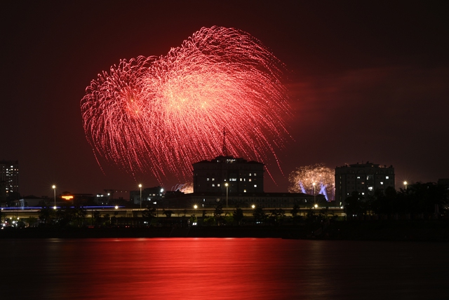 H&agrave;ng ngh&igrave;n người d&acirc;n H&agrave; Nội chờ xem ph&aacute;o hoa tối 28/4 - Ảnh 14.