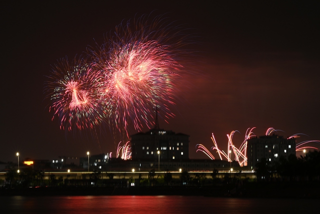 H&agrave;ng ngh&igrave;n người d&acirc;n H&agrave; Nội chờ xem ph&aacute;o hoa tối 28/4 - Ảnh 15.