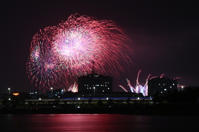 H&agrave;ng ngh&igrave;n người d&acirc;n H&agrave; Nội chờ xem ph&aacute;o hoa tối 28/4 - Ảnh 16.