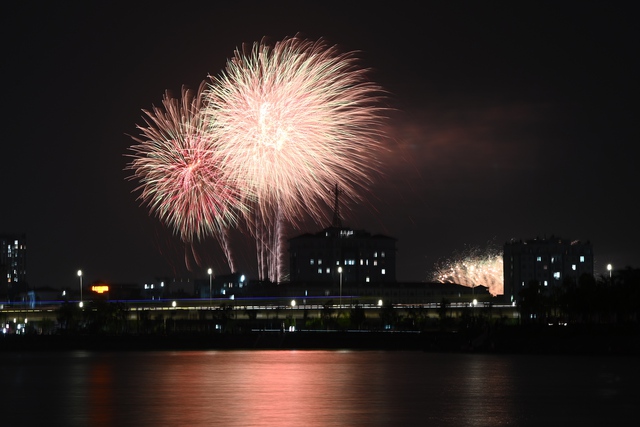 H&agrave;ng ngh&igrave;n người d&acirc;n H&agrave; Nội chờ xem ph&aacute;o hoa tối 28/4 - Ảnh 17.