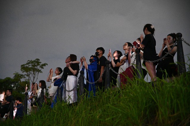 Người dân Hà Nội đội mưa xem pháo hoa tại SVĐ Mỹ Đình tối 28/4 - áº¢nh 27.