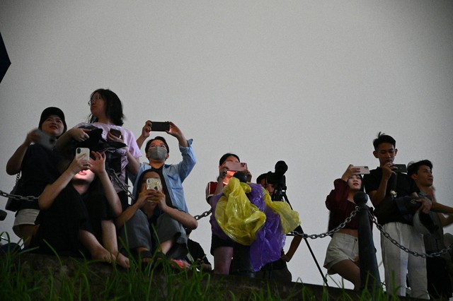 Người dân Hà Nội đội mưa xem pháo hoa tại SVĐ Mỹ Đình tối 28/4 - áº¢nh 28.