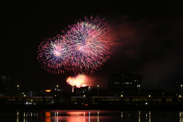 Người dân Hà Nội đội mưa xem pháo hoa tại SVĐ Mỹ Đình tối 28/4 - áº¢nh 23.