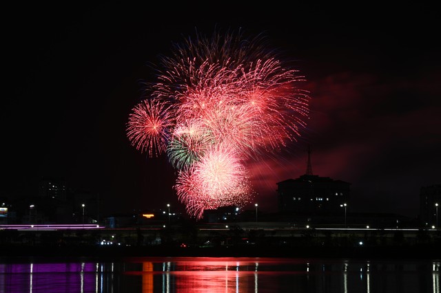 Người dân Hà Nội đội mưa xem pháo hoa tại SVĐ Mỹ Đình tối 28/4 - áº¢nh 24.