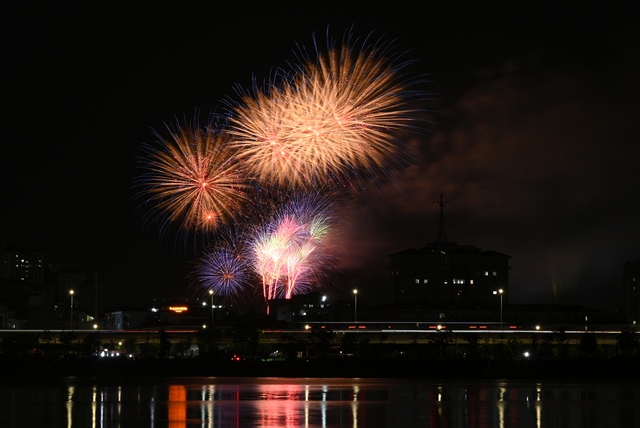 Người dân Hà Nội đội mưa xem pháo hoa tại SVĐ Mỹ Đình tối 28/4 - áº¢nh 25.